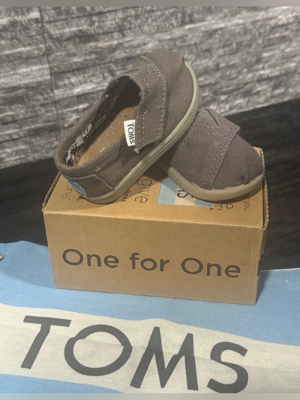 TOMS Kids Slip-On Canvas Shoes in Brown (ash)